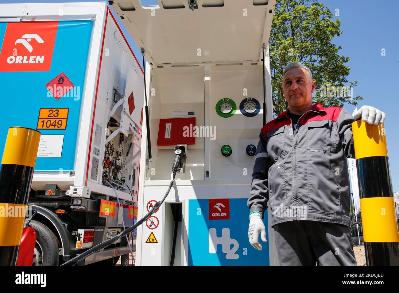 A technician stands by a mobile hydrogen power station as Poland introduces its first hydrogen bus -Urbino 12 Hydrogen into public transport at the press conference in Krakow, Poland on June 24, 2022. First hydrogen fuelled bus will join Krakow fleet on a regular bus line. The bus is tanked by a mobile station. If the initial car will proof efficient, Krakow will build a new hydrogen coach station with a possibility to charge hundreds of busses. (Photo by Dominika Zarzycka/NurPhoto) Stock Photo