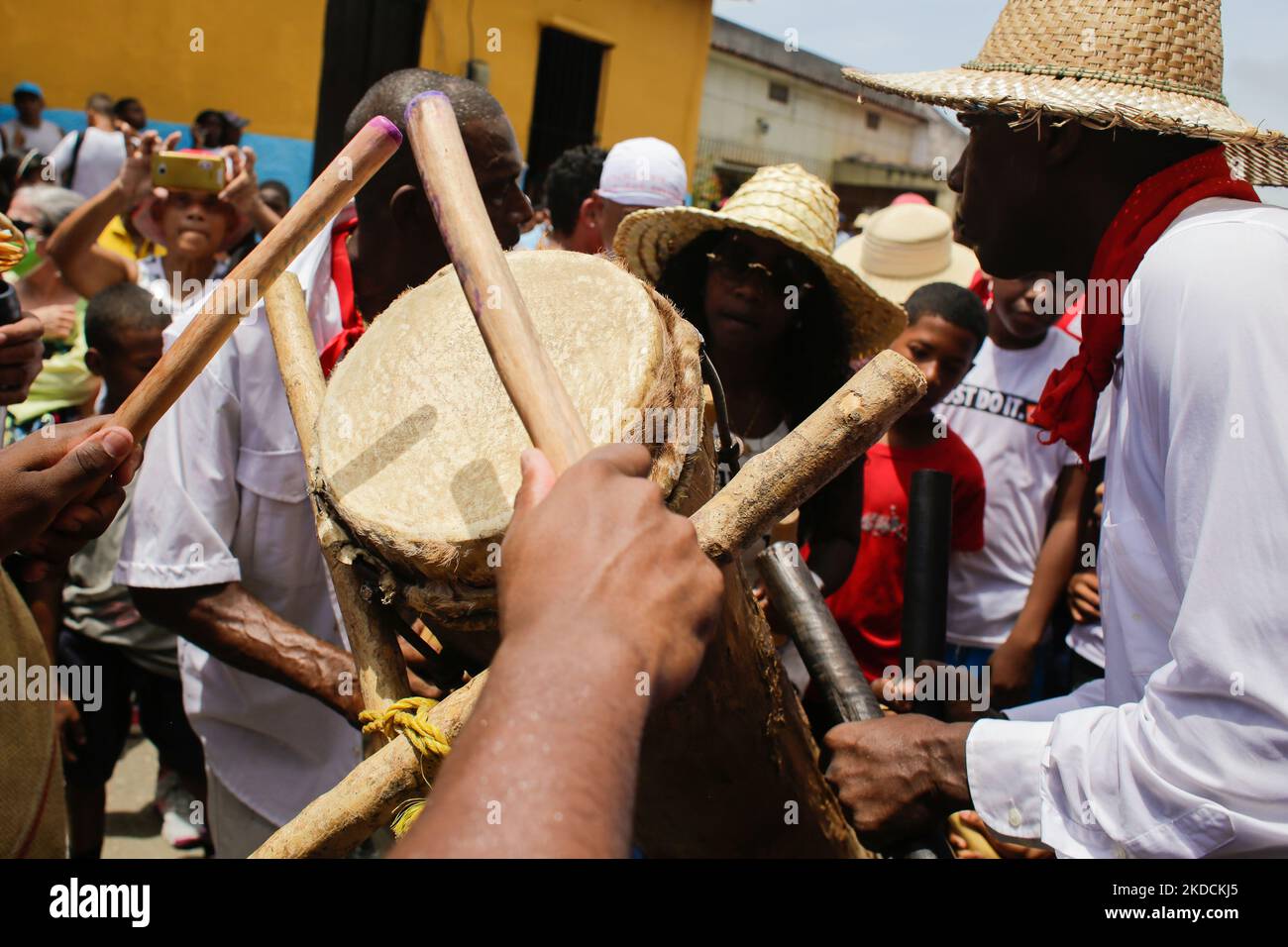 Men play drums during the festival of St. John the Baptist in Curiepe, Miranda, Venezuela on June 24, 2022. The United Nations Educational, Scientific and Cultural Organization (Unesco) in 2021 declared the festivity around the devotion and worship of St. John the Baptist intangible cultural heritage of humanity. (Photo by Javier Campos/NurPhoto) Stock Photo