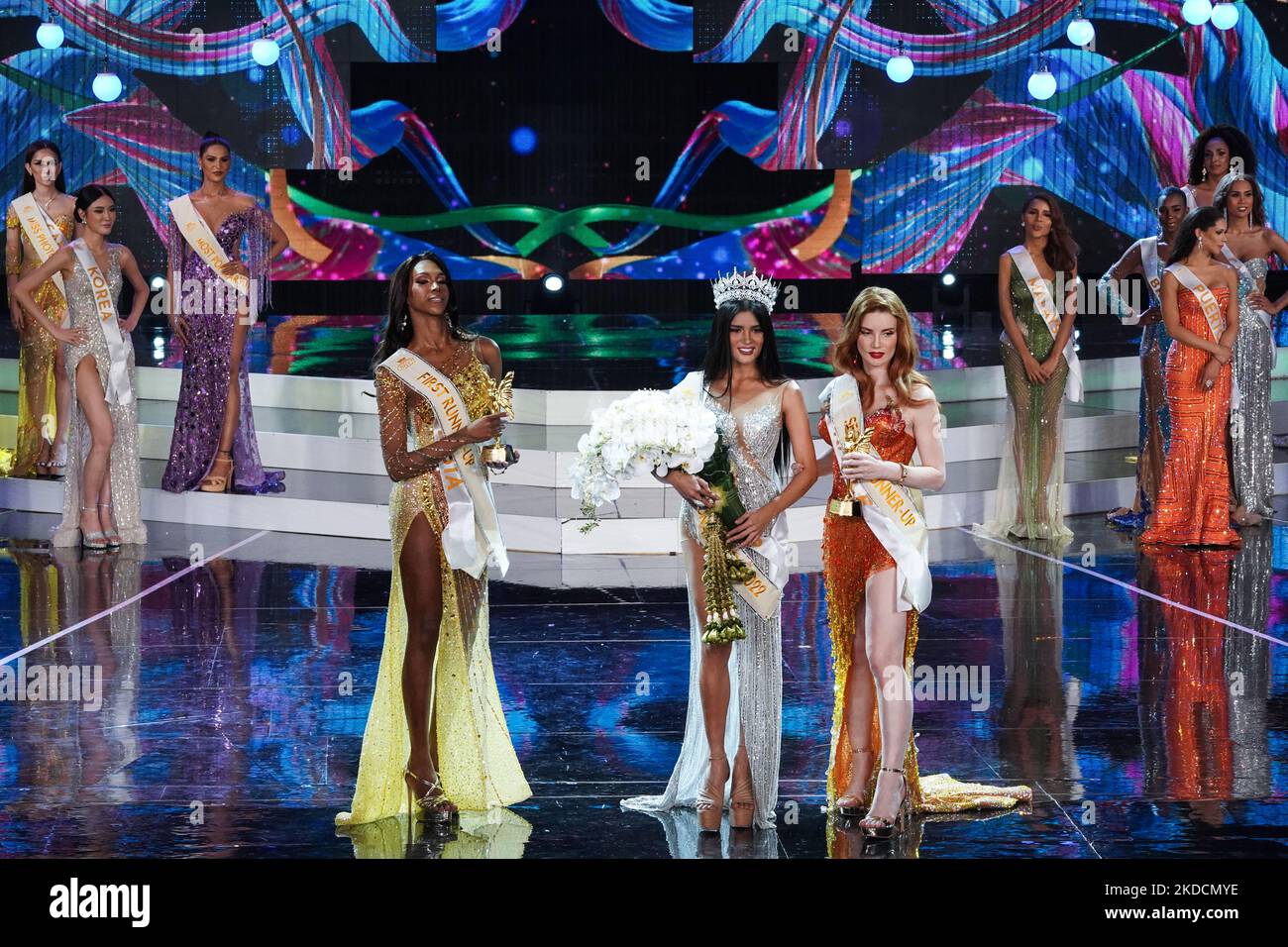 Winner Miss Philippines Fuschia Anne Ravena (C) is flanked by first runner-up 'Miss Colombia' Jasmine Jimenez (C-L) and second runner-up 'Miss France' Aela Chanel (C-R) and other contestants during the Miss International Queen 2022 transgender beauty contest in Pattaya, Chonburi province, Thailand, 25 June 2022. (Photo by Anusak Laowilas/NurPhoto) Stock Photo