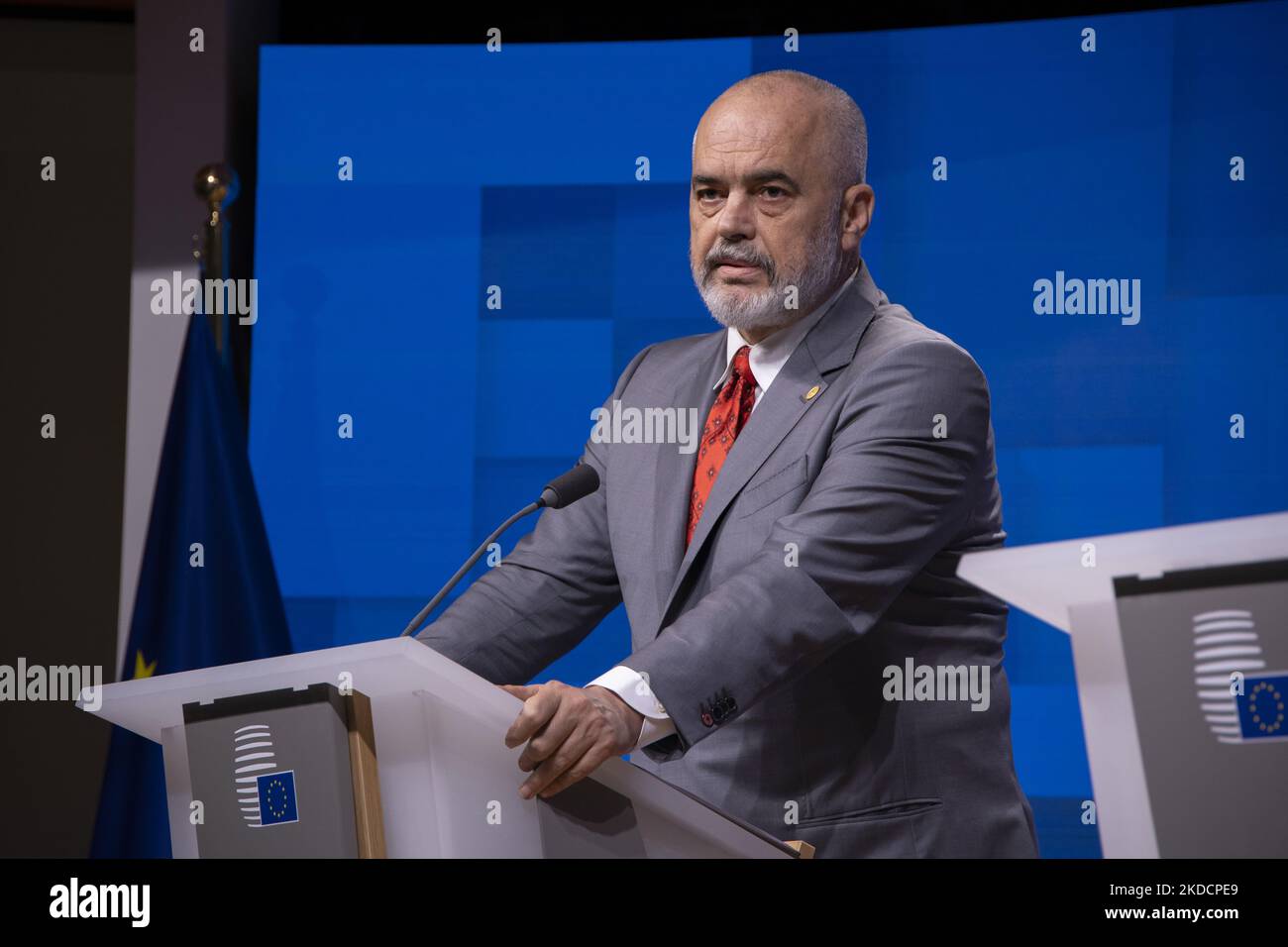 Edi Rama e prezanton si të re çantën e para katër viteve të Louis