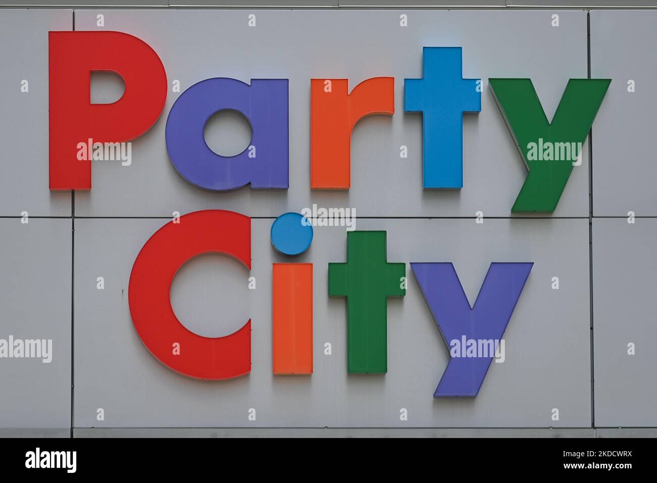 Party City logo. Friday, May 20, 2022, in Edmonton, Alberta, Canada. (Photo by Artur Widak/NurPhoto) Stock Photo
