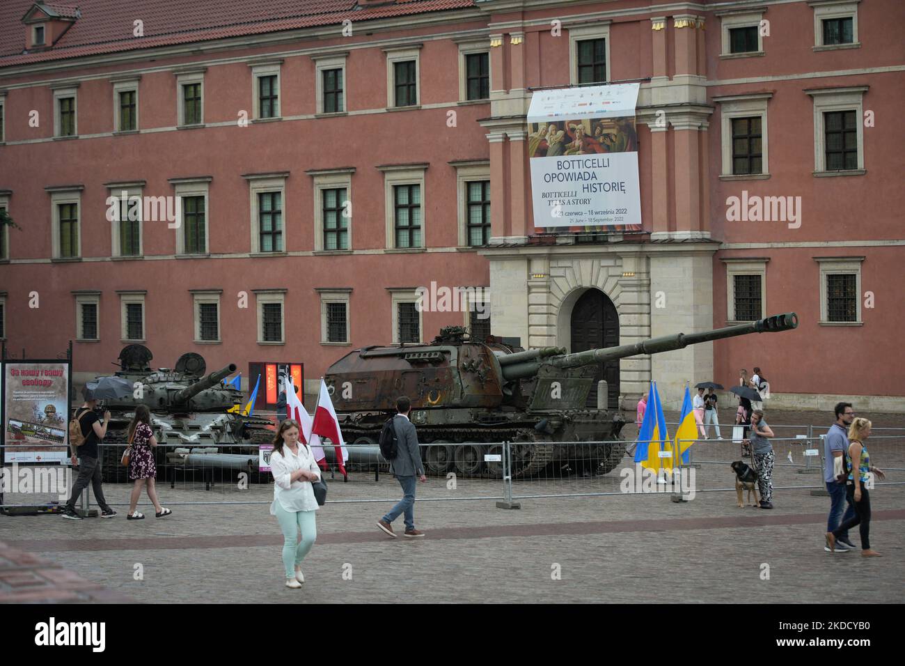Russian tanks are seen on display near the Royal Castle in Warsaw, Poland on 28 June, 2022. Two destroyed Russian army tanks are on display on the Castle Square in the Old Town after having been transported from Ukraine. One of the tanks, a T-72 was destroyed in the Bucha district near Kyiv where in march the Russian army committed mass executions of civilians. The second tank on display is a 2S19 Msta self-propelled Howitzer weighing around 42 thousand kilos. (Photo by STR/NurPhoto) Stock Photo