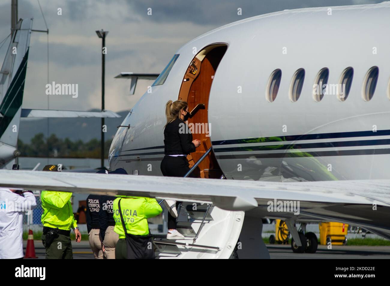 Nini Johana Usuga alias 'La Negra', sister of Colombian drug lord Dairo Antonio Usuga, alias 'Otoniel', enters the plane before her extradition to the United States of America at the CATAM Military Airbase, in Bogota, on July 1, 2022 (Photo by Sebastian Barros/NurPhoto) Stock Photo