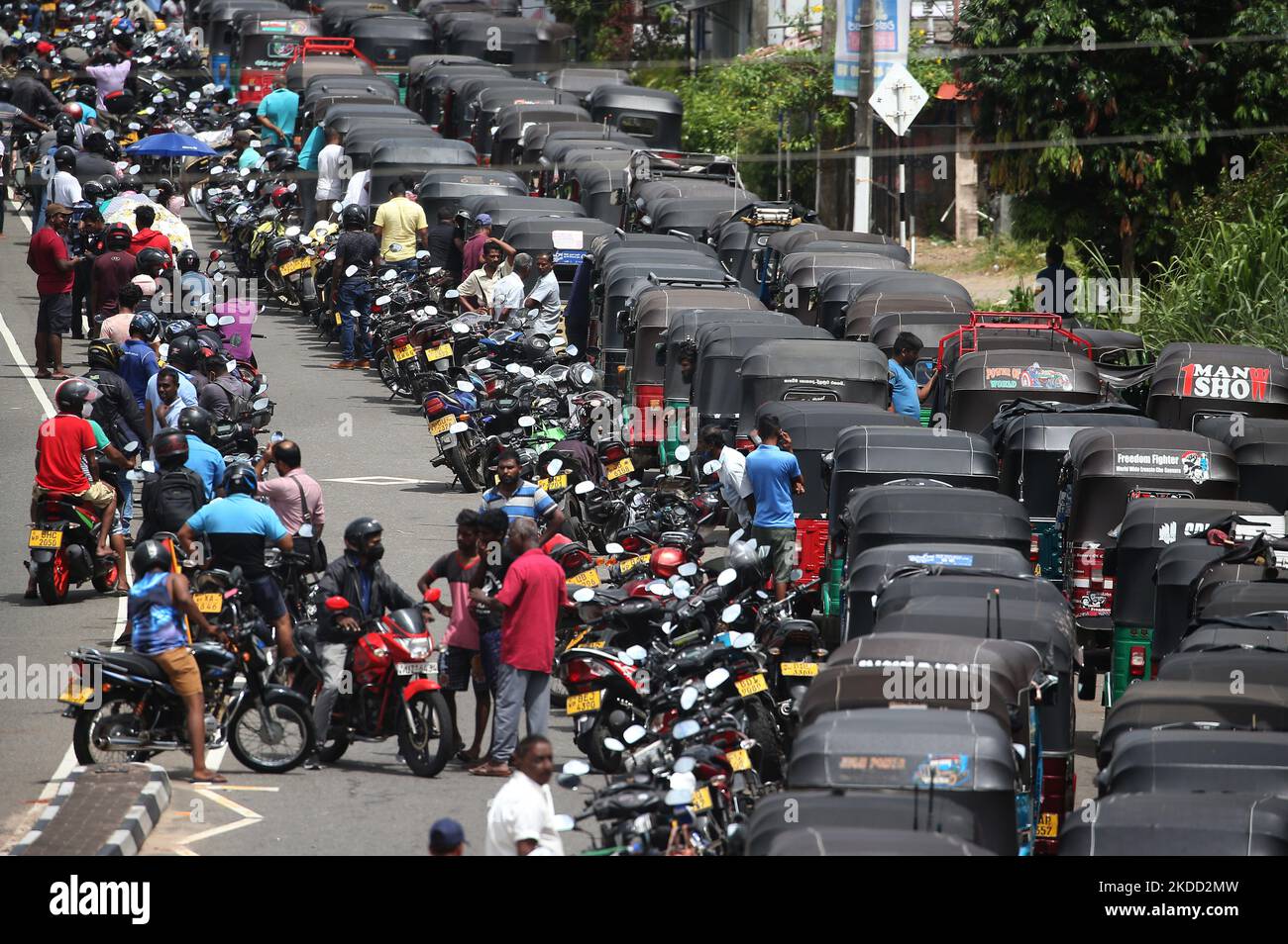 Fuel queues sri lanka hi-res stock photography and images - Alamy