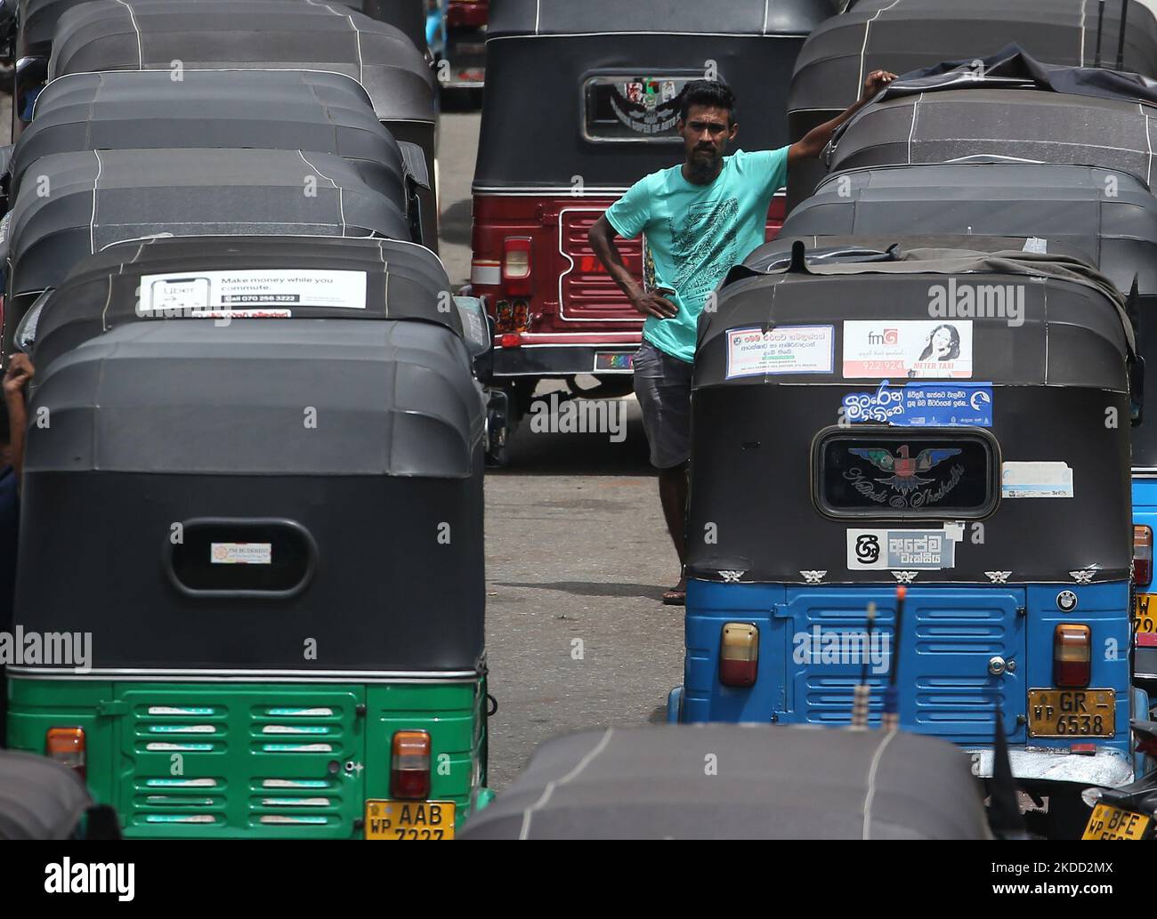 Fuel queues sri lanka hi-res stock photography and images - Alamy