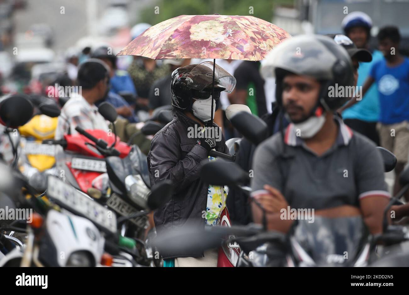 Fuel queues sri lanka hi-res stock photography and images - Alamy