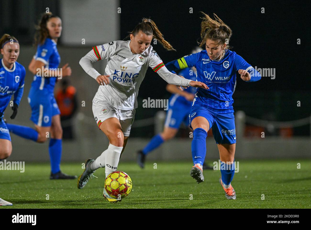 Hannah Eurlings (9) of OHL pictured in a duel with Sien Vandersanden