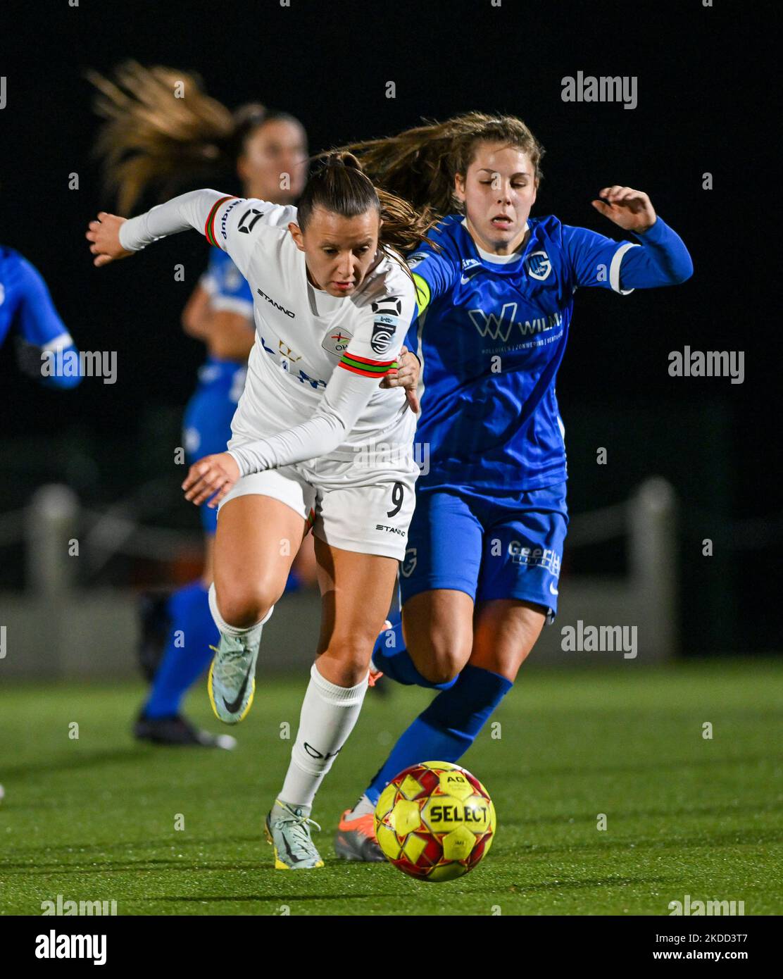 Hannah Eurlings (9) of OHL pictured in a duel with Sien Vandersanden