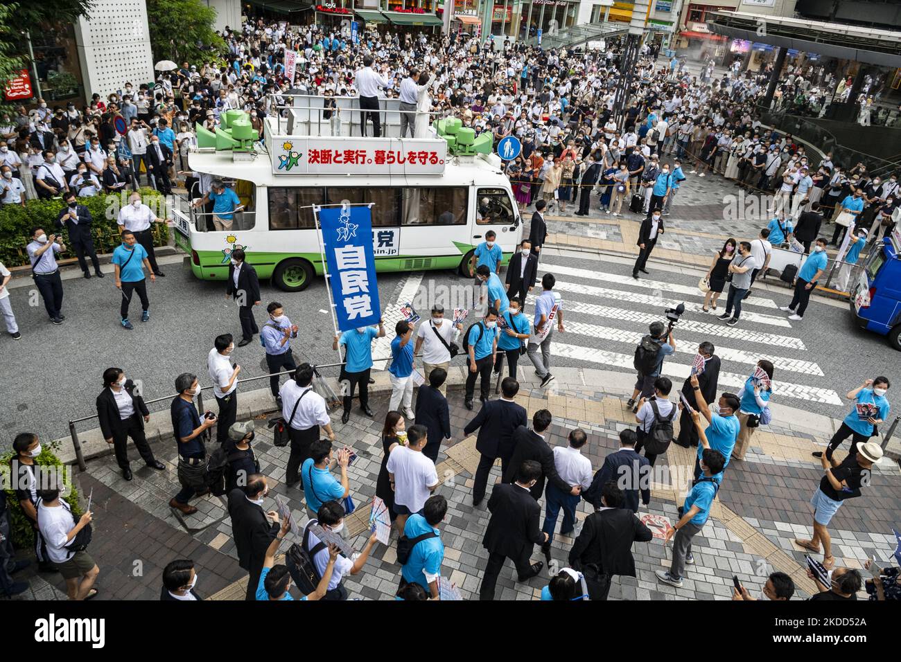 People gather to hear the street speech of former Prime Minister Suga and ruling party candidates at near Ginza, Tokyo, 3 Jul. (Photo by Yusuke Harada/NurPhoto) Stock Photo