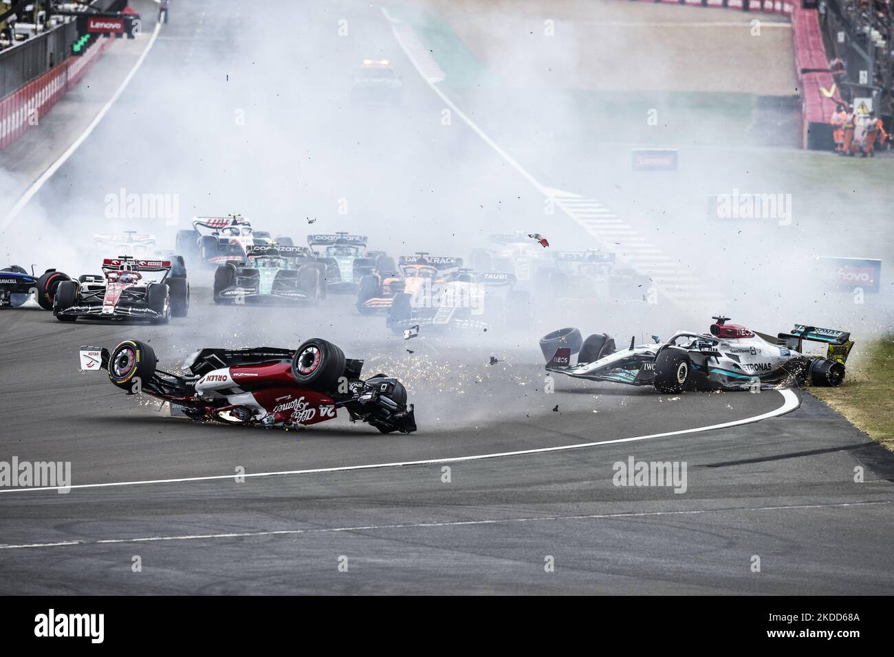 24 Guanyu Zhou, Alfa Romeo F1 Team Orlen, C40, action crash with 63