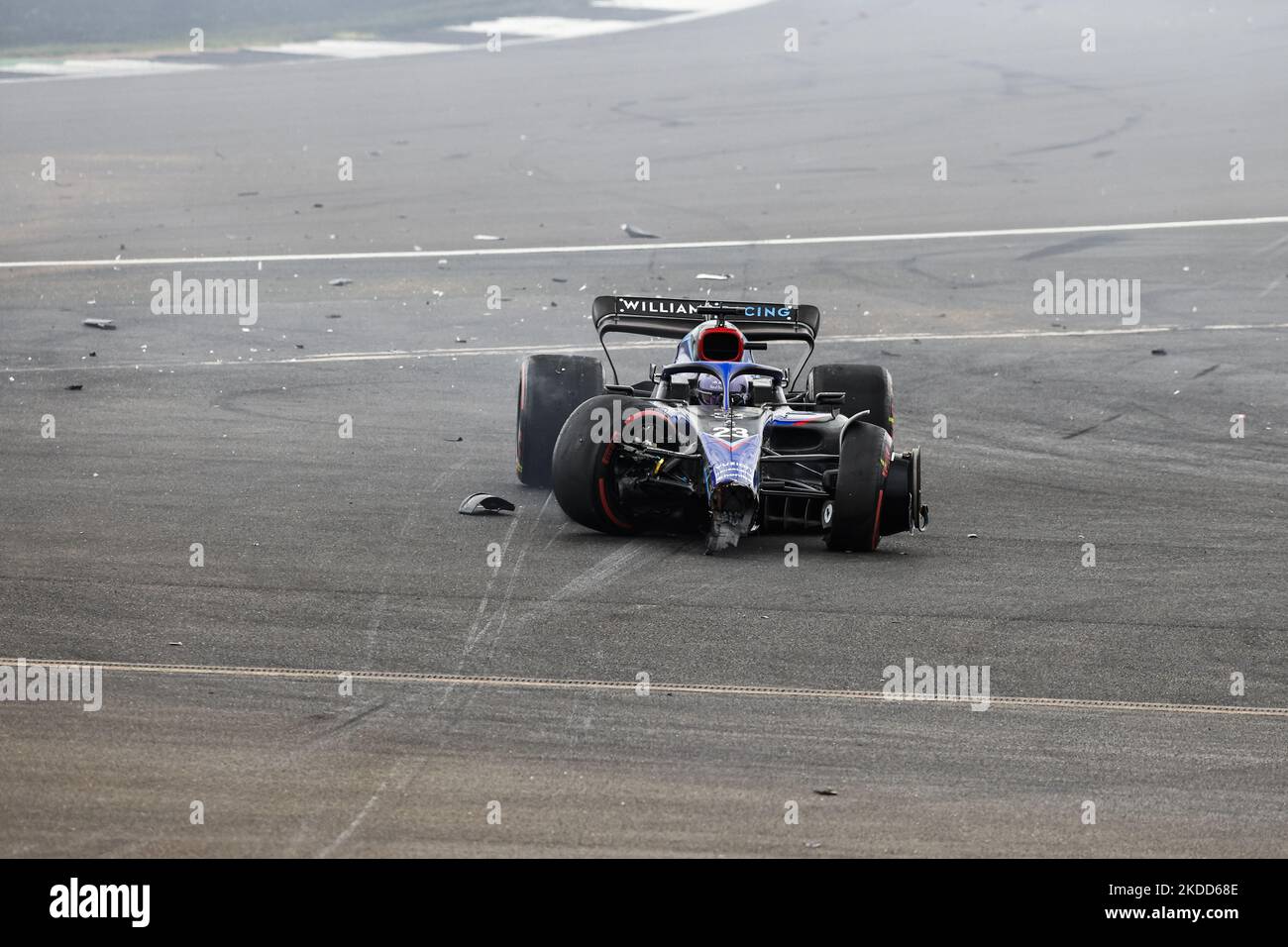 23 Alexander Albon, Williams Racing, FW44, action crash during the Formula 1 Grand Prix of Great Britain at Silverstone circuit from 31st of June to 3rd of July, 2022 in Northampton, England. (Photo by Gongora/NurPhoto) Stock Photo