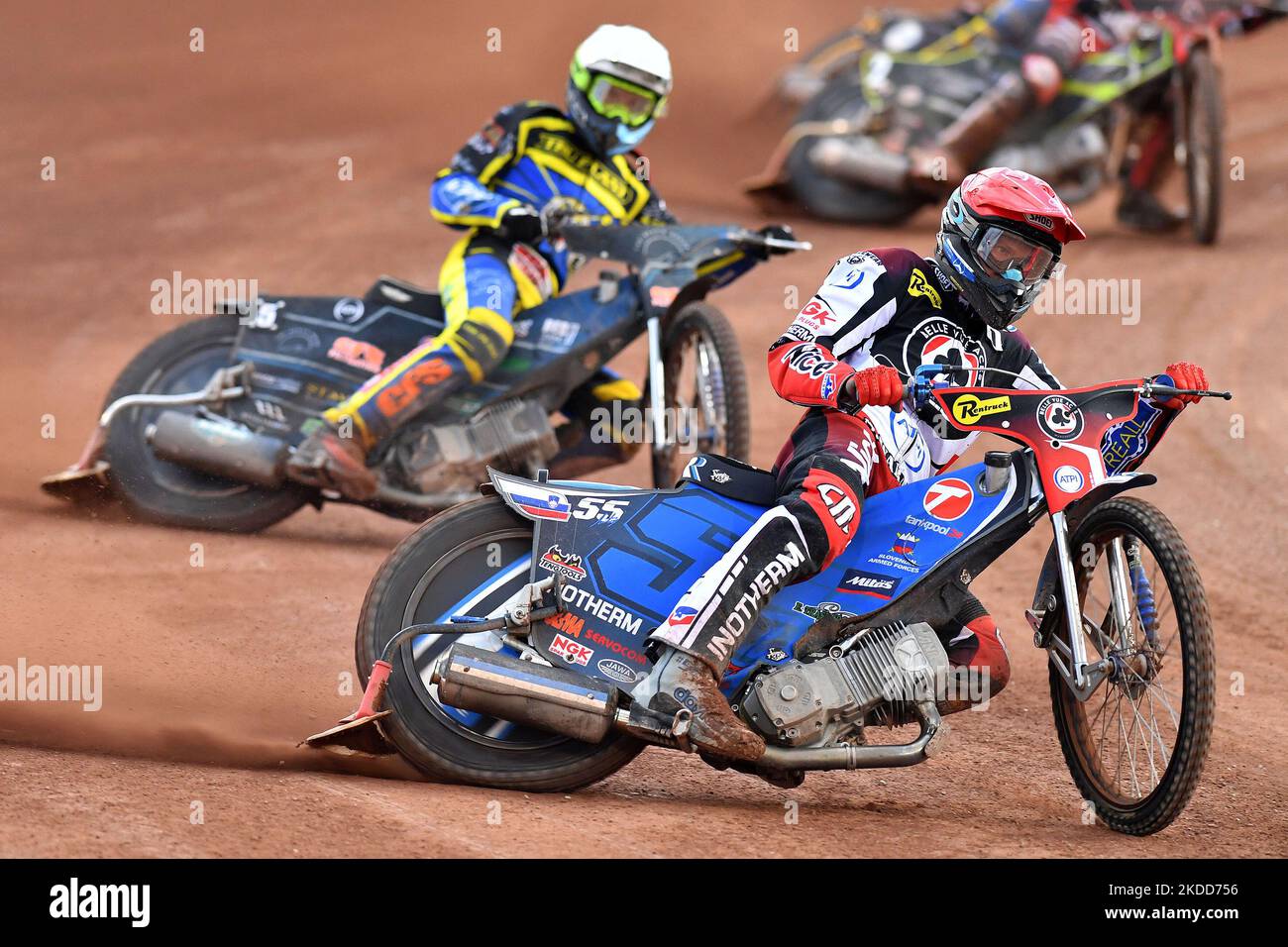 Matej Zagar of Belle Vue ‘ATPI’ Aces leades Adam Ellis of Sheffield ‘TruPlant’ Tigers during the SGB Premiership match between Belle Vue Aces and Sheffield Tigers at the National Speedway Stadium, Manchester on Monday 4th July 2022. (Photo by Eddie Garvey/MI News/NurPhoto) Stock Photo