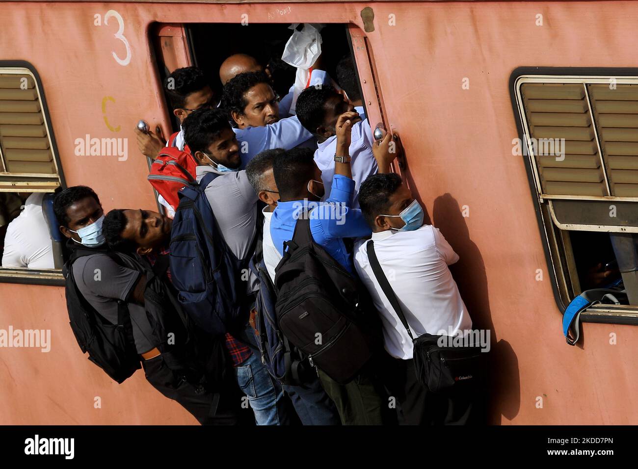 Sri Lankans commute in an over-crowded train at Colombo, Sri Lanka. 6 July 2022. Sri Lanka has less than a dayâ€™s worth of fuel left, the energy minister said, with public transport grinding to a halt as the countryâ€™s economic crisis deepens. (Photo by Tharaka Basnayaka/NurPhoto) Stock Photo