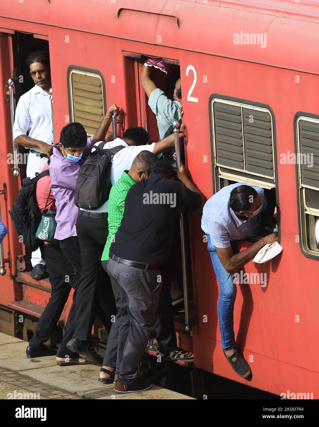 Sri Lankans try to get in to an over-crowded train at Colombo, Sri Lanka. 6 July 2022. Sri Lanka has less than a dayâ€™s worth of fuel left, the energy minister said, with public transport grinding to a halt as the countryâ€™s economic crisis deepens. (Photo by Tharaka Basnayaka/NurPhoto) Stock Photo