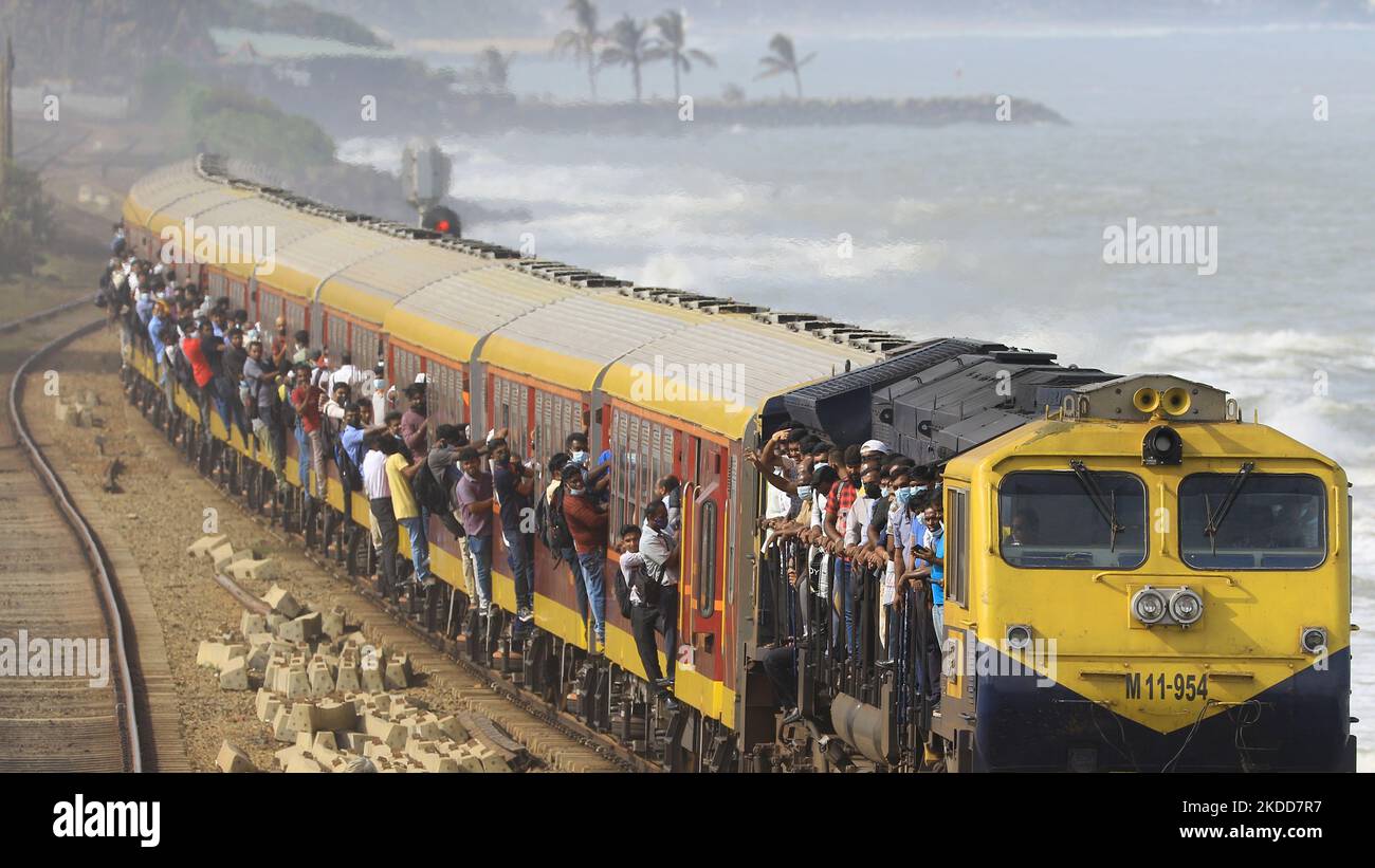 Sri Lankan commuters hang on to the over-crowded train as it arrives at Colombo, Sri Lanka. 6 July 2022. Sri Lanka has less than a day’s worth of fuel left, the energy minister said, with public transport grinding to a halt as the country’s economic crisis deepens. (Photo by Tharaka Basnayaka/NurPhoto) Stock Photo