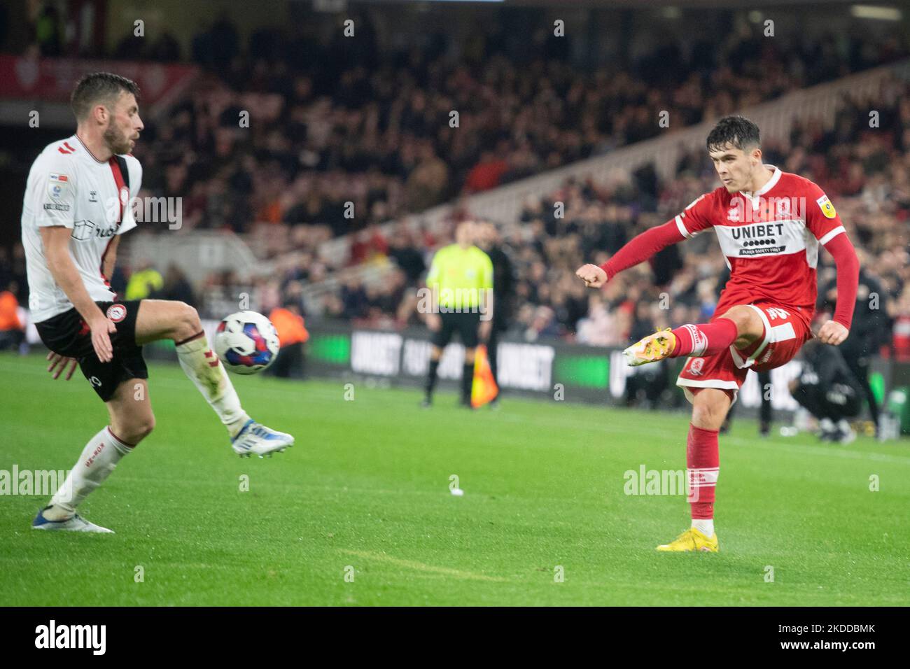 Middlesbrough's Ryan Giles crosses the ball during the Sky Bet Championship match between Middlesbrough and Bristol City at the Riverside Stadium, Middlesbrough on Saturday 5th November 2022. (Credit: Trevor Wilkinson | MI News) Credit: MI News & Sport /Alamy Live News Stock Photo