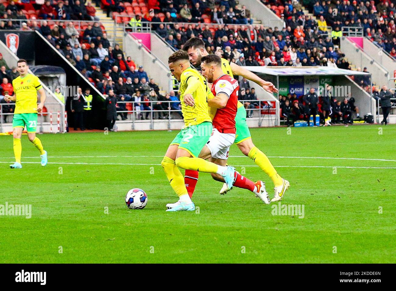 AESSEAL New York Stadium, Rotherham, England - 5th November 2022 Conor Washington (14) of Rotherham United being shut out by Max Aarons (2) and Grant Hanley (5) of Norwich City - during the game Rotherham v Norwich City, Sky Bet Championship,  2022/23, AESSEAL New York Stadium, Rotherham, England - 5th November 2022 Credit: Arthur Haigh/WhiteRosePhotos/Alamy Live News Stock Photo
