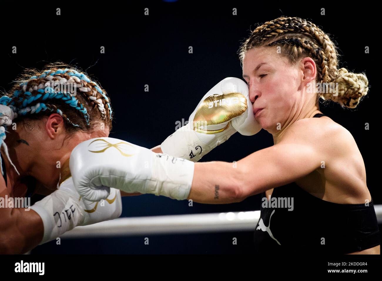 Hamburg, Germany. 05th Nov, 2022. Boxing: Pro - WIBF World Championship, featherweight: Nina Meinke (r) against Edith Soledad Matthysse at the Porsche Center Hamburg. Nina Meinke wins the fight. Credit: Gregor Fischer/dpa/Alamy Live News Stock Photo