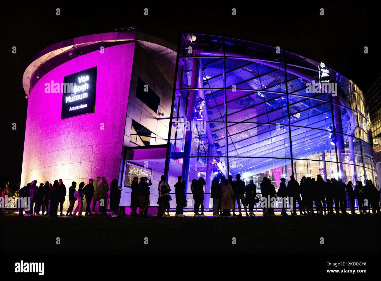 2022-11-05 19:30:43 AMSTERDAM - A long line at the Van Gogh museum during Museum Night Amsterdam. More than sixty cultural institutions open their doors in the capital during this night. ANP RAMON VAN FLYMEN netherlands out - belgium out Stock Photo