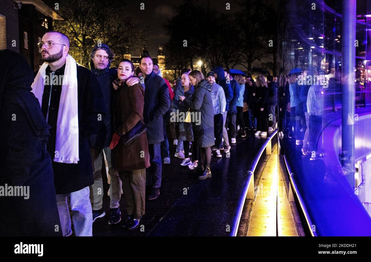 2022-11-05 19:21:10 AMSTERDAM - A long line at the Van Gogh museum during Museum Night Amsterdam. More than sixty cultural institutions open their doors in the capital during this night. ANP RAMON VAN FLYMEN netherlands out - belgium out Stock Photo