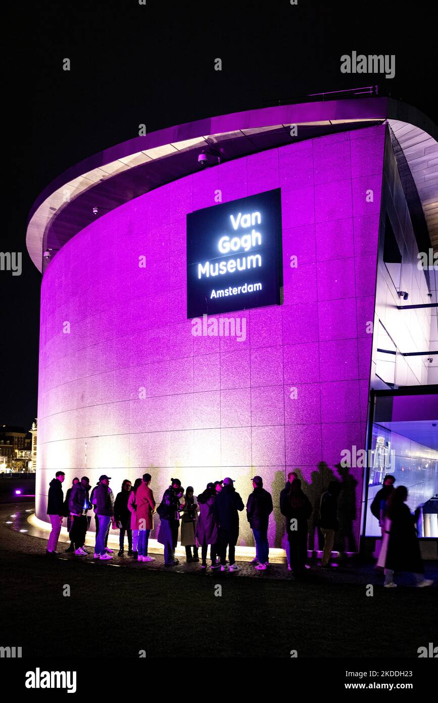 2022-11-05 19:31:18 AMSTERDAM - A long line at the Van Gogh museum during Museum Night Amsterdam. More than sixty cultural institutions open their doors in the capital during this night. ANP RAMON VAN FLYMEN netherlands out - belgium out Stock Photo