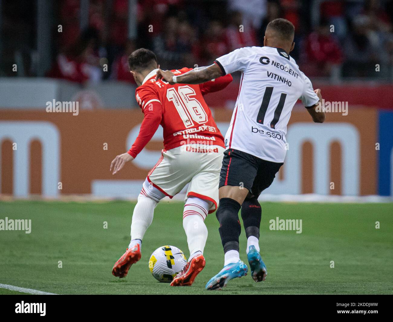 Porto Alegre, Brazil. 05th Nov, 2022. RS - Porto Alegre - 11/05/2022 - BRAZILIAN A 2022, INTERNATIONAL X ATHLETICO-PR - Bustos Internacional player disputes bid with Athletico-PR player Vitinho during a match at Beira-Rio stadium for the Brazilian A 2022 championship. Photo: Maxi Franzoi/AGIF/Sipa USA Credit: Sipa USA/Alamy Live News Stock Photo