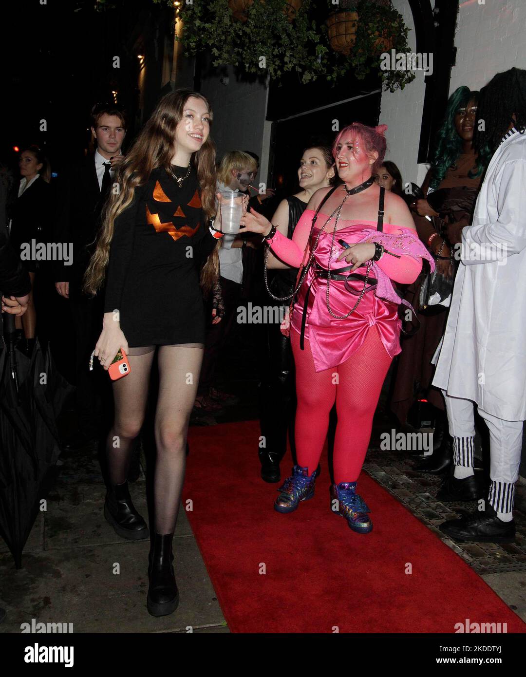 Jonathan ross’s daughter honey king was at the halloween party at kook ...