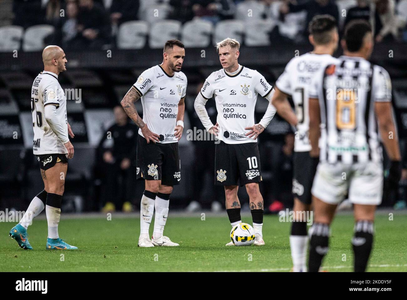 SÃO PAULO, SP - 05.11.2022: CORINTHIANS X CEARÁ - Roger Guedes and Renato Augusto during the game between Corinthians and Ceará held at Neo Química Arena in São Paulo, SP. The match is valid for the 36th Round of the Brasileirão. (Photo: Marco Galvão/Fotoarena) Stock Photo