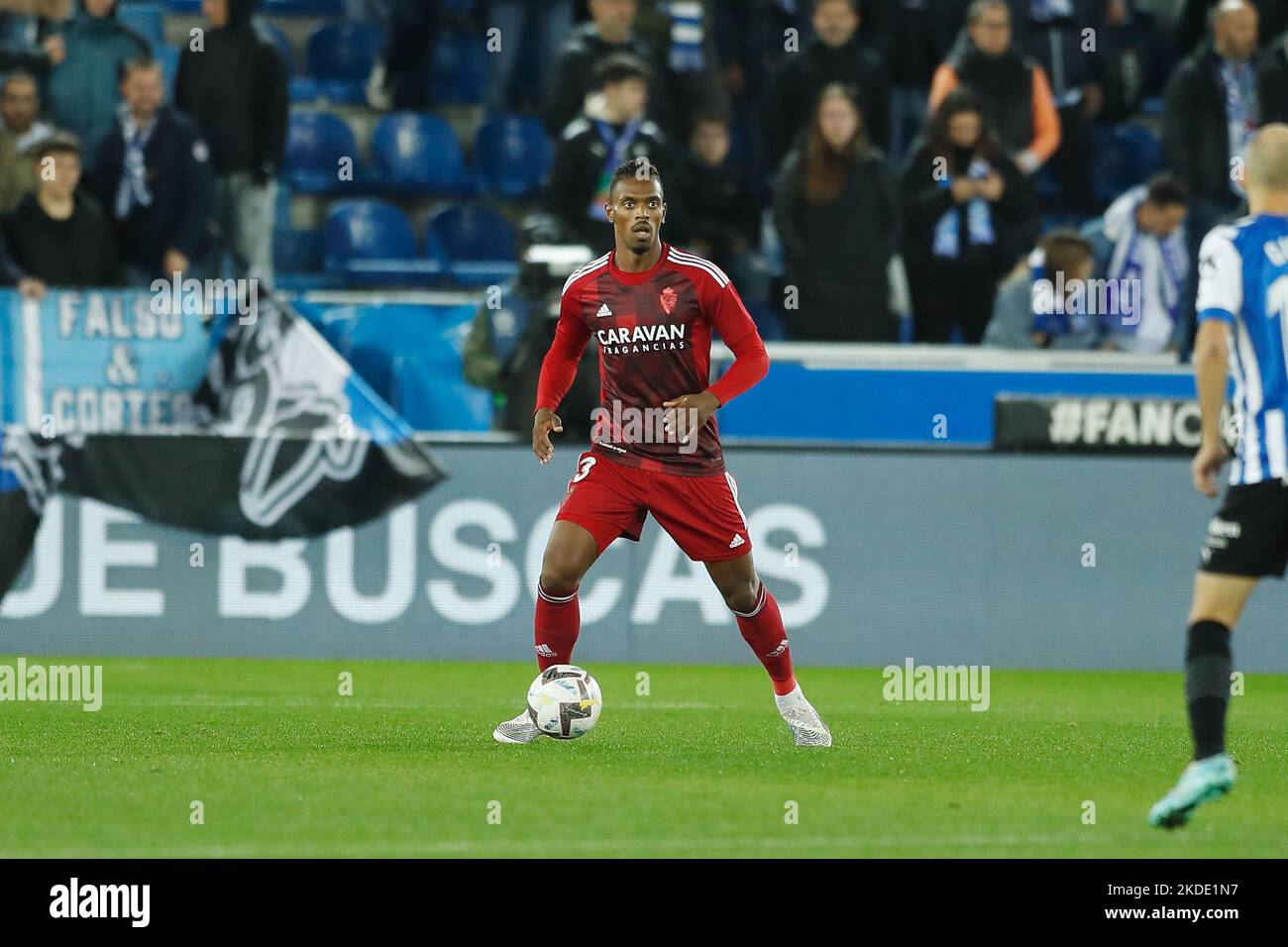 Jogador amador de futebol chuta uma bola Stock Photo - Alamy