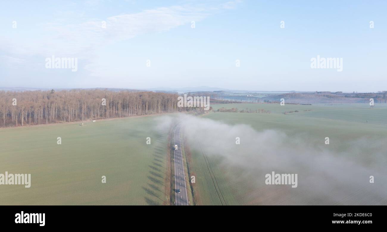 Landstraße mit Nebel Wolke aus der Luft Stock Photo