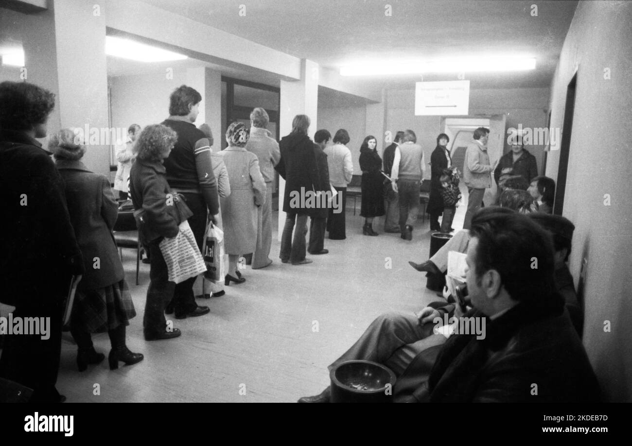 Large crowd of unemployed people at the labour office on 23.01.1980 in