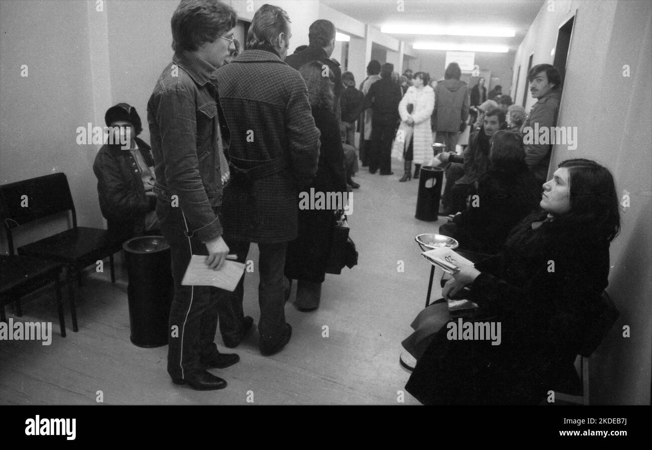 Large crowd of unemployed people at the labour office on 23.01.1980 in