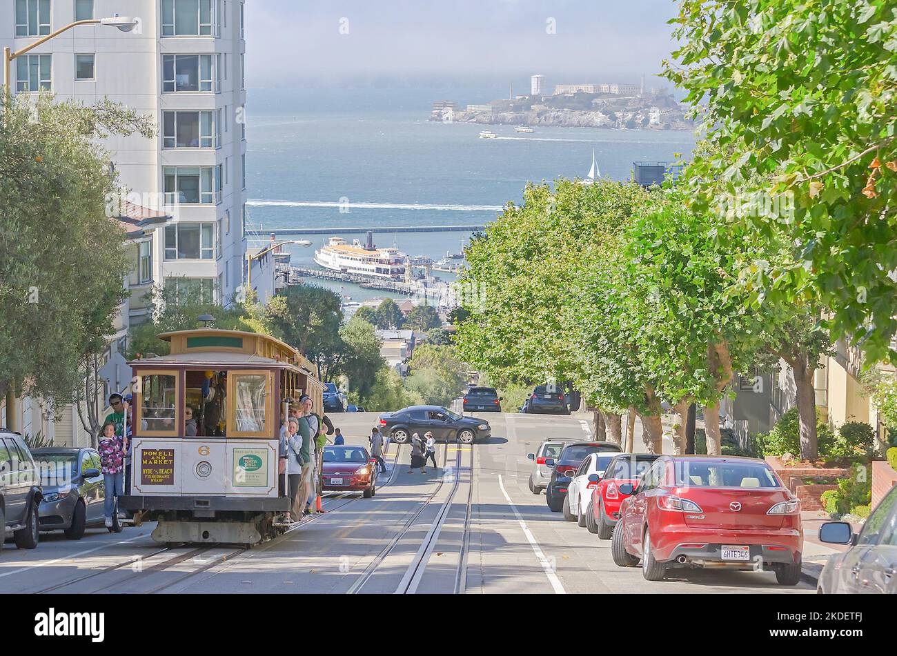 san-francisco-usa-august-11-powell-hyde-cable-car-an-iconic