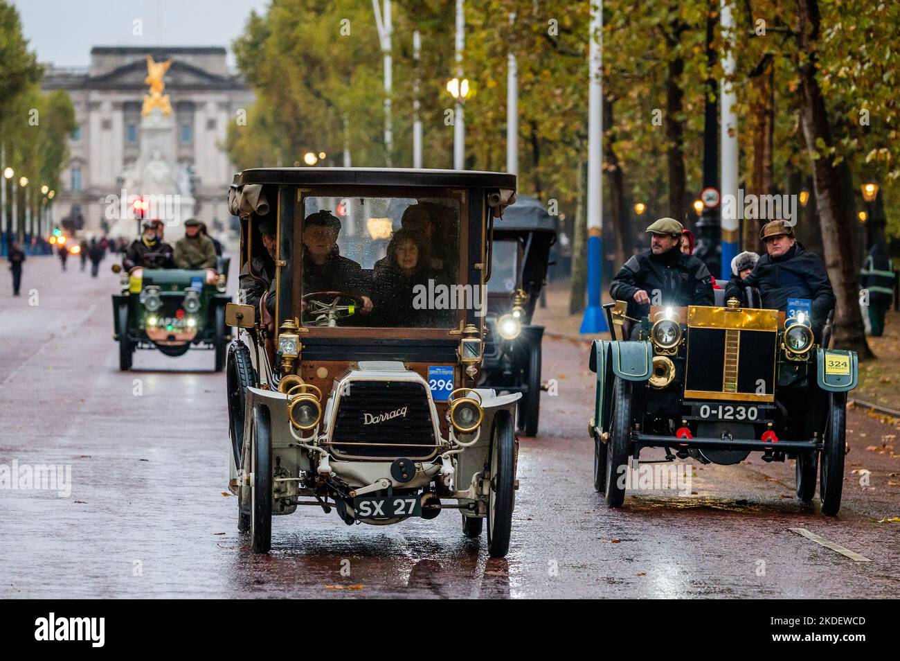 London, UK. 6th Nov, 2022. Going down the Mall - RM Sotheby's London to Brighton Veteran Car Run - 350 veteran cars, with many drivers in period costume make the 60-mile journey to the Sussex coast. Vehicles are mostly petrol-driven, but a few are powered by steam plus several very early electric vehicles - all built before 1905 Credit: Guy Bell/Alamy Live News Stock Photo