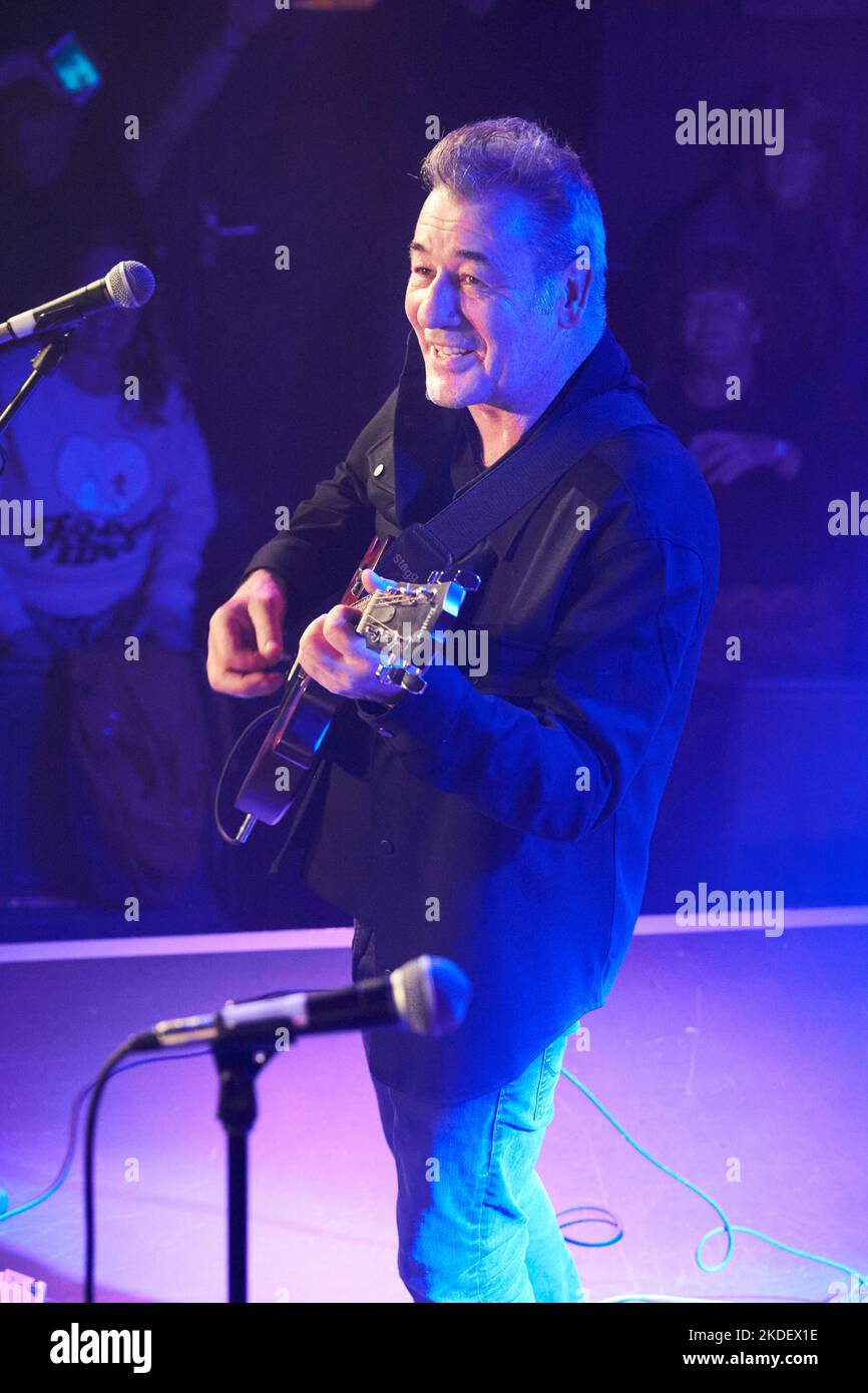 Eddie Lundon of China Crisis performing at The Acapela Studios in Pentyrch, Cardiff, November 2022 Stock Photo