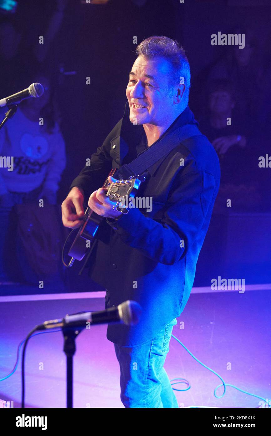 Eddie Lundon of China Crisis performing at The Acapela Studios in Pentyrch, Cardiff, November 2022 Stock Photo