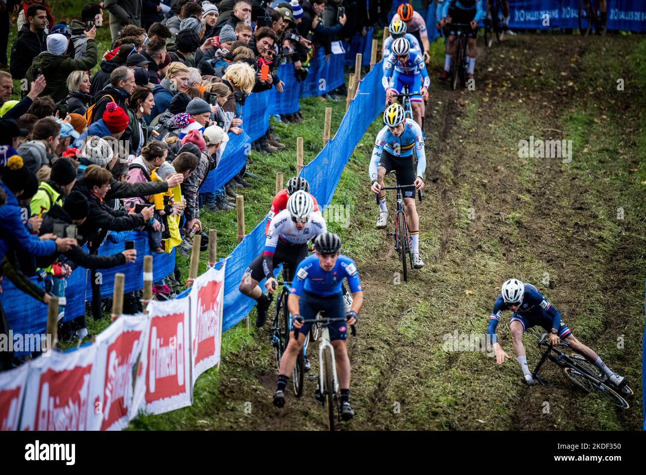 Belgian Viktor Vandenberghe and French Leo Bisiaux pictured in action during the junior men race at the European Championships cyclocross cycling, Sunday 06 November 2022, in Namur, Belgium. BELGA PHOTO JASPER JACOBS Stock Photo