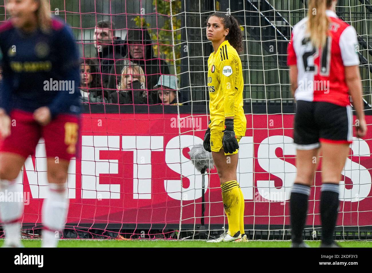Rotterdam - Feyenoord V1 goalkeeper Jacintha Weimar reacts to the 0-1 during the match between Feyenoord V1 v Ajax V1 at Nieuw Varkenoord on 6 November 2022 in Rotterdam, Netherlands. (Box to Box Pictures/Tom Bode) Stock Photo
