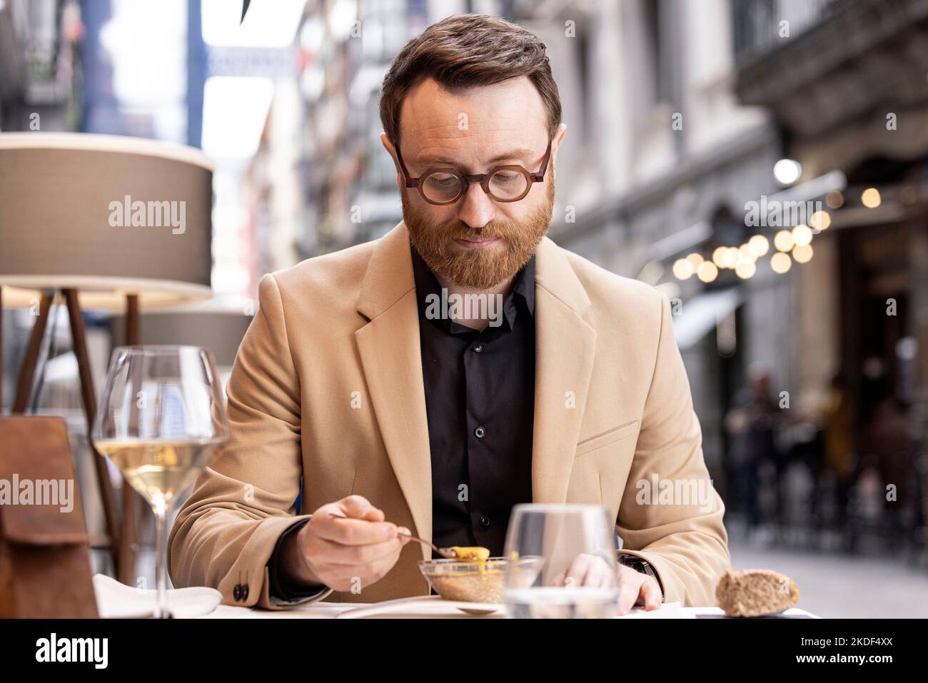 MANUEL BURQUE in TWO MANY CHEFS (2022) Original title LA VIDA PADRE