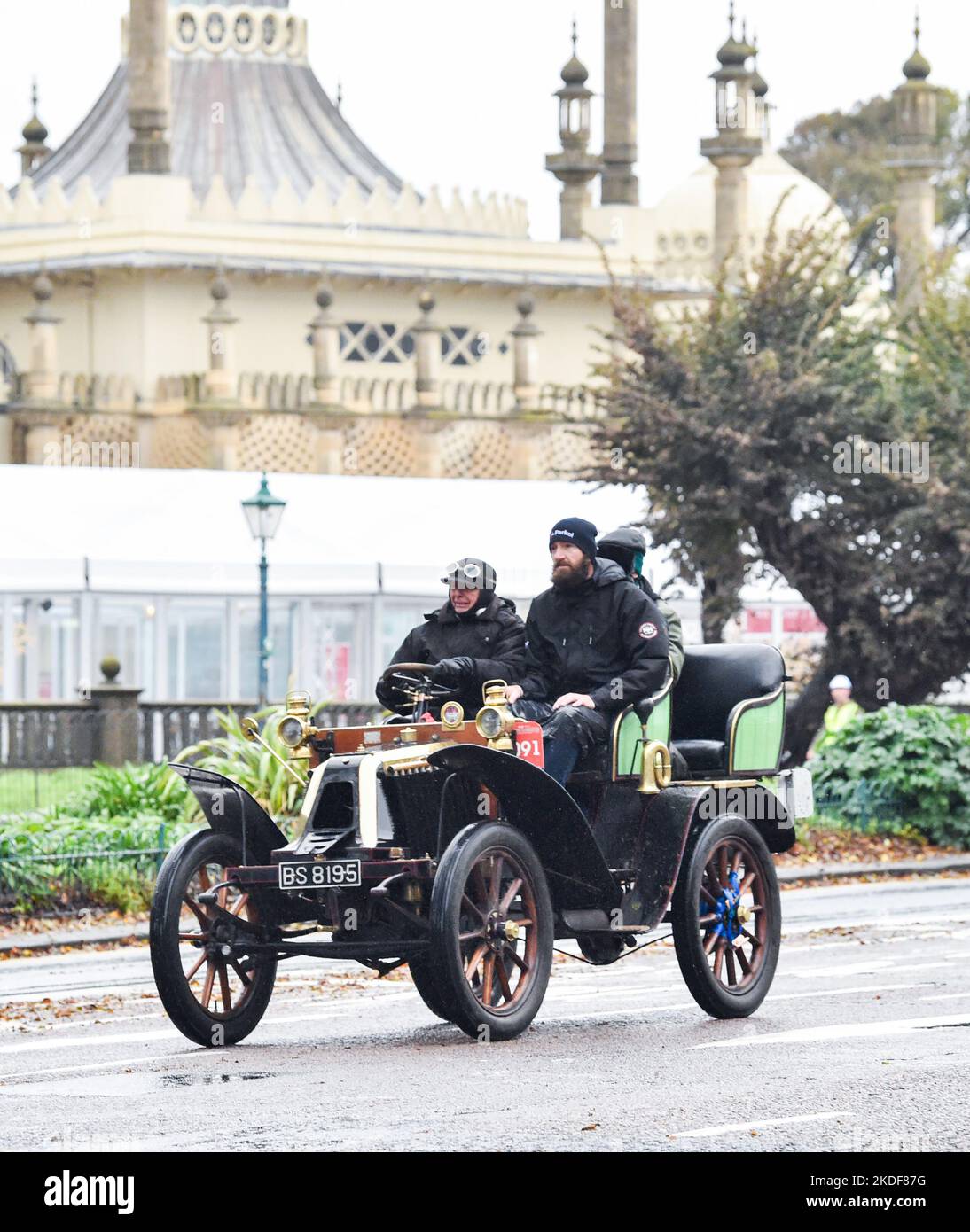 Brighton UK 6th November 2022 - One of the early arrivals passes by the Royal Pavilion in Brighton after taking part in the annual RM Sotheby's London to Brighton Veteran Car Run on a wet and windy day today . The Run is open to four-wheeled cars, tri-cars and motor tricycles manufactured before 1st January 1905 : Credit Simon Dack / Alamy Live News Stock Photo