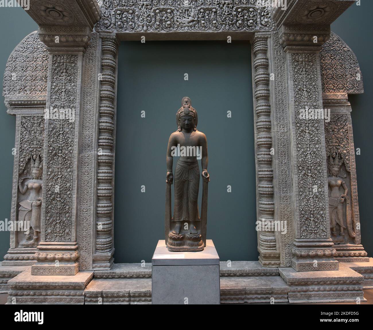 PARIS, FRANCE, OCTOBER 26, 2022 : old asian temple statue at the asian arts Guimet museum, Paris, france Stock Photo