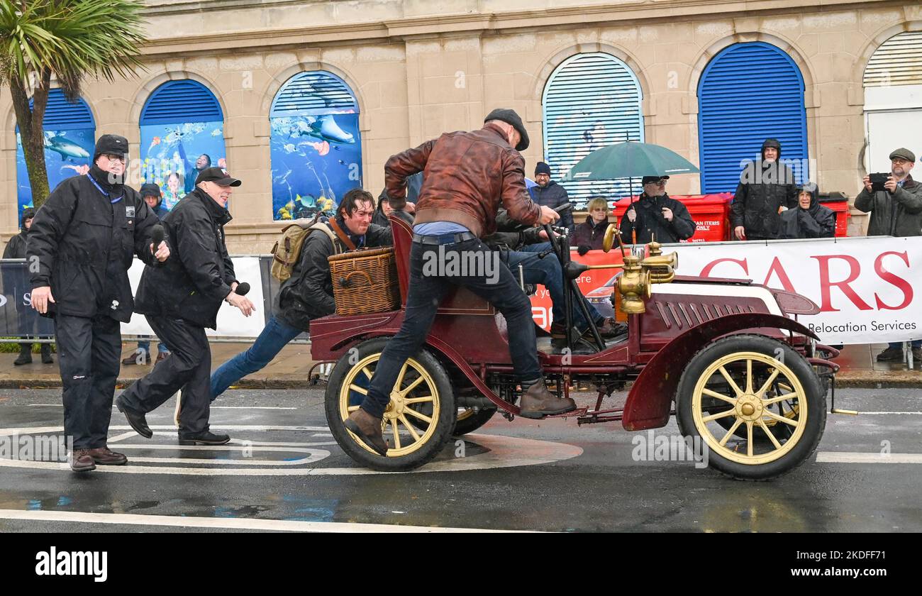 Brighton UK 6th November 2022 - This car needs a push as participants brave the torrential rain along  Brighton seafront as they complete the annual RM Sotheby's London to Brighton Veteran Car Run today . The Run is open to four-wheeled cars, tri-cars and motor tricycles manufactured before 1st January 1905 : Credit Simon Dack / Alamy Live News Stock Photo