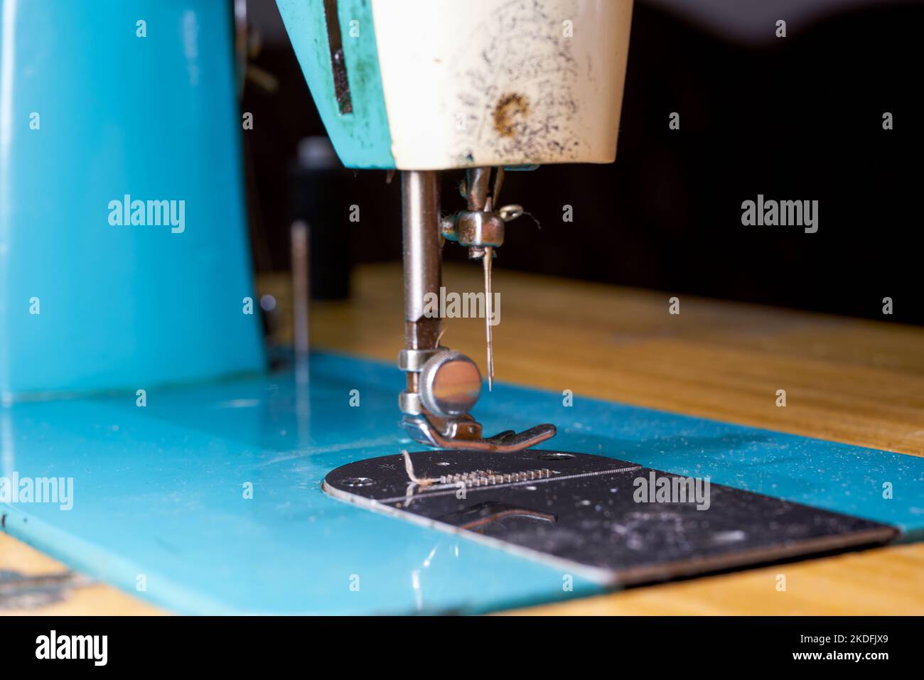 Using Traditional Sewing Machine Closeup of a vintage traditional home sewing machine Stock Photo - Alamy