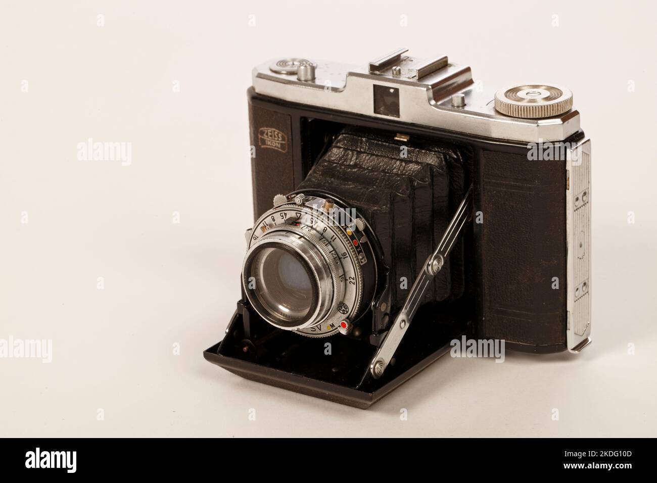 Prontor-SV compact bellows folding camera with a Zeiss Ikon Lens. Newspaper reporting Stock Photo