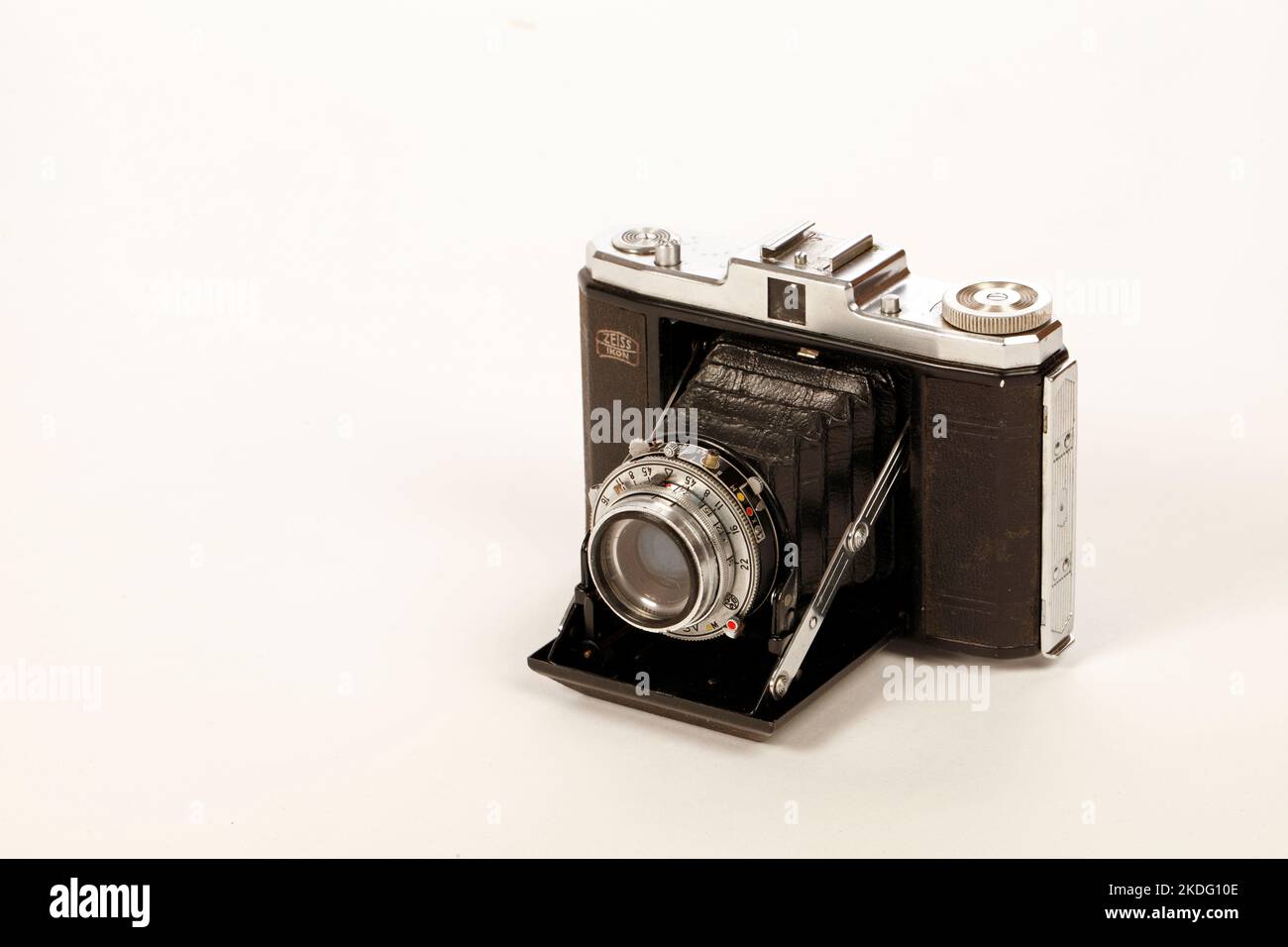 Prontor-SV compact bellows folding camera with a Zeiss Ikon Lens. Newspaper reporting Stock Photo