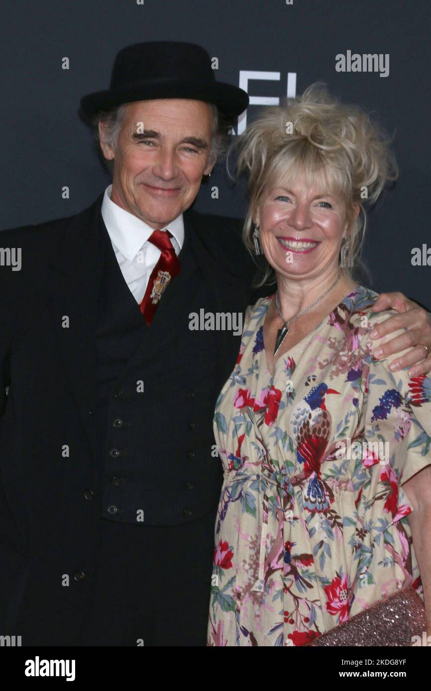 Los Angeles, CA. 5th Nov, 2022. Mark Rylance, Claire van Kampen at arrivals for BONES AND ALL Premiere at AFI FEST 2022, TCL Chinese Theatre, Los Angeles, CA November 5, 2022. Credit: Priscilla Grant/Everett Collection/Alamy Live News Stock Photo