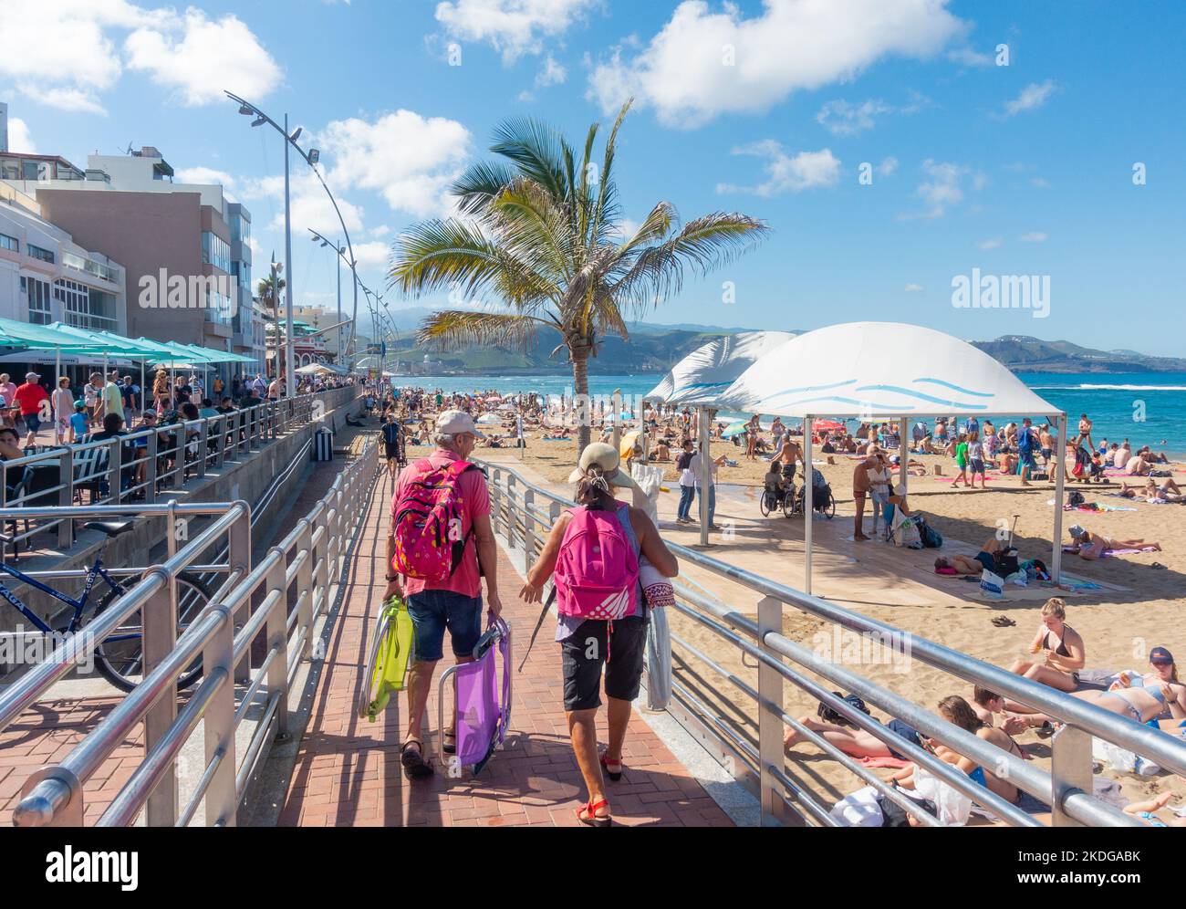 Las Palmas, Gran Canaria, Canary Islands, Spain. 6th November, 2022.  Tourists, many British, bask on another 30 degree Celsius day on the city  beach in Las Palmas on Gran Canaria; a popular