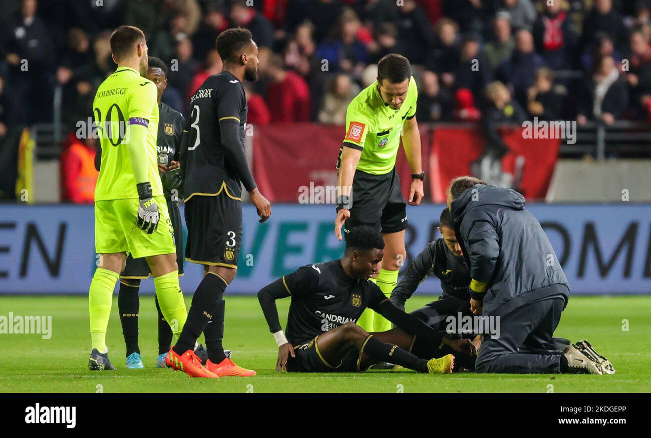 Anderlecht's Moussa N'Diaye lies injured on the ground during a soccer match between RAFC Antwerp and RSCA Anderlecht, Sunday 06 November 2022 in Antwerp, on day 16 of the 2022-2023 'Jupiler Pro League' first division of the Belgian championship. BELGA PHOTO VIRGINIE LEFOUR Stock Photo