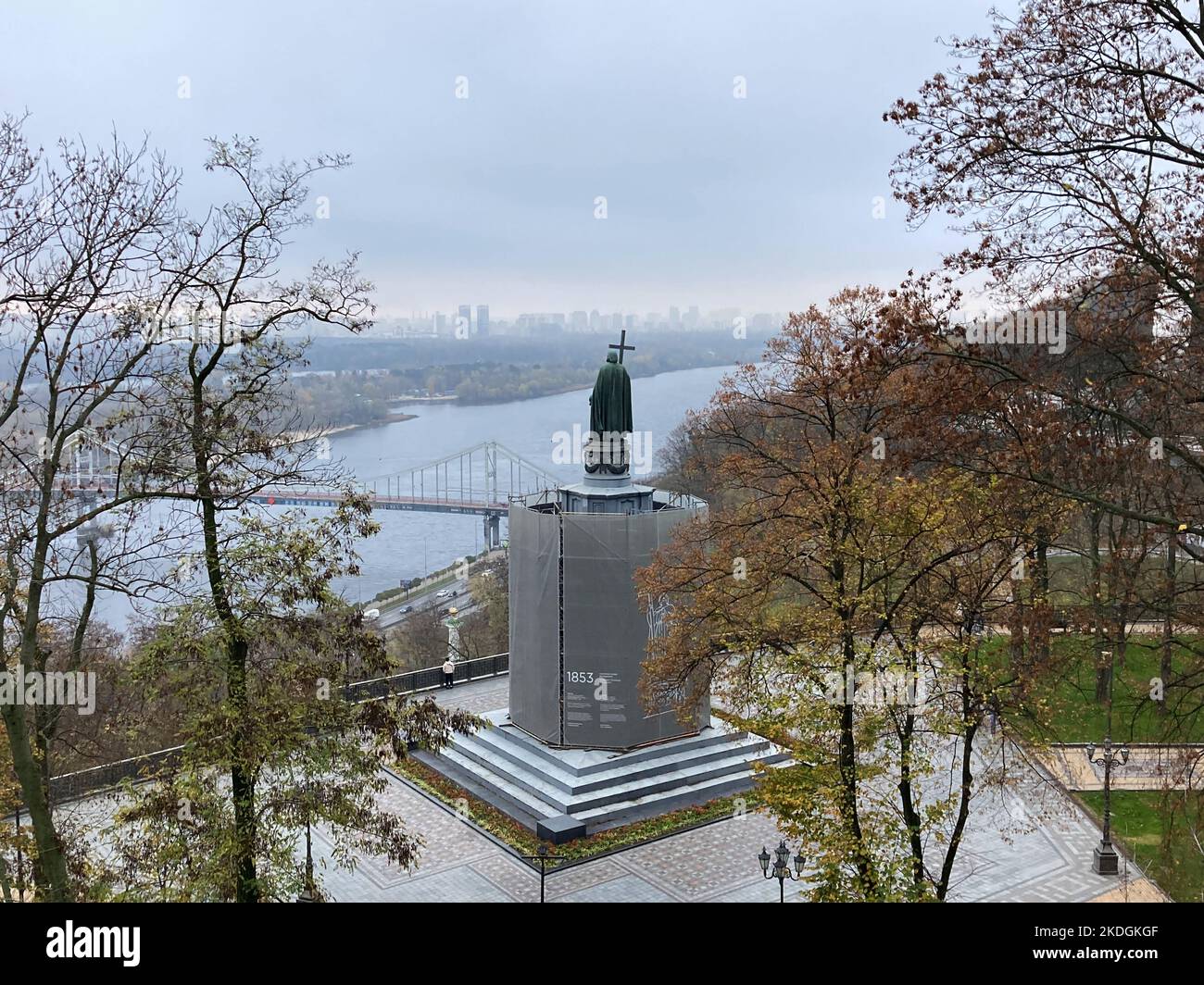 Kiew, Ukraine. 05th Nov, 2022. The monument to Prince Volodymyr I, who baptized the medieval empire of Kievan Rus in 988, looks over the Dnipro River. Credit: Friedemann Kohler/dpa/Alamy Live News Stock Photo