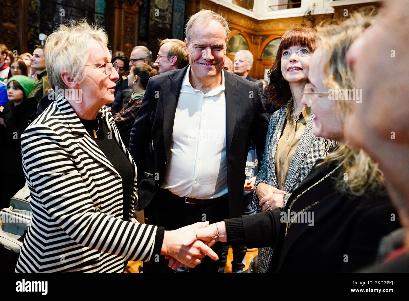 Heidelberg, Germany. 06th Nov, 2022. Eckart Würzner (2nd from left, independent), incumbent mayor of the city of Heidelberg, and Theresia Bauer (l, Bündnis 90/Die Grünen), former Baden-Württemberg minister of science, are greeted at City Hall during the mayoral election. The people of Heidelberg will have to vote again in the mayoral election on November 27. At the first attempt, none of the nine candidates prevailed with an absolute majority. Credit: Uwe Anspach/dpa/Alamy Live News Stock Photo